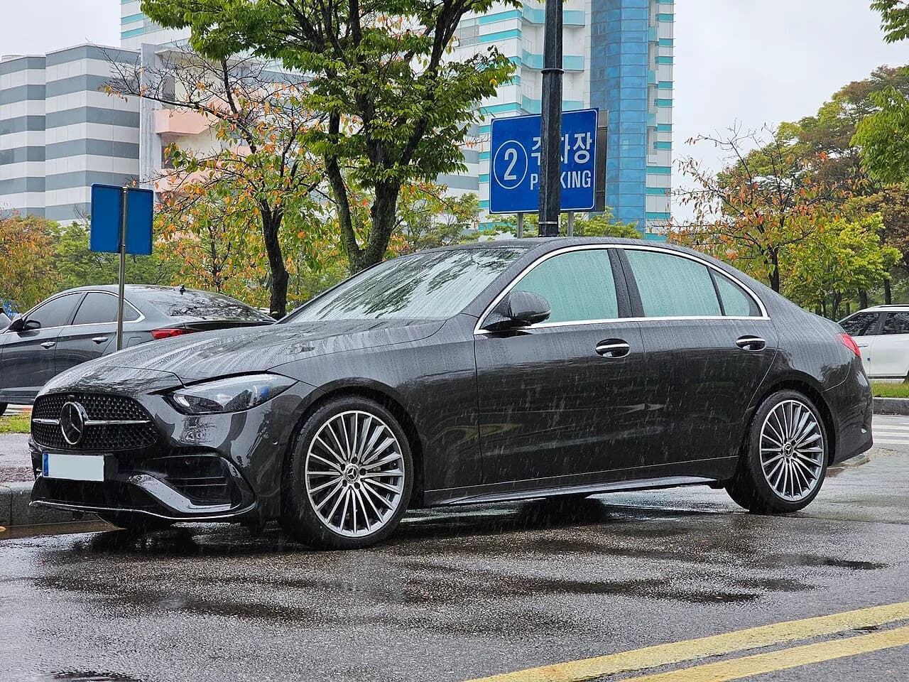 Mercedes-Benz C-Class W206, Koreya, oldi; namunaviy. https://commons.wikimedia.org/?curid=138268350 · https://creativecommons.org/licenses/by-sa/4.0 · WebP, EXIF olib tashlangan.