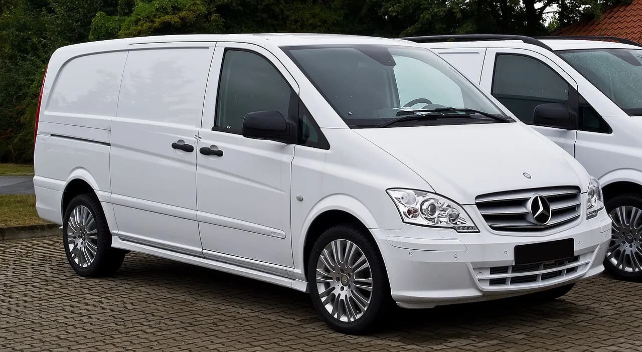 Mercedes-Benz Vito W639, old yon tomondan; Germaniya, 2013. https://commons.wikimedia.org/?curid=28158424 · https://creativecommons.org/licenses/by-sa/3.0/de/deed.en · WebP, EXIF olib tashlangan.