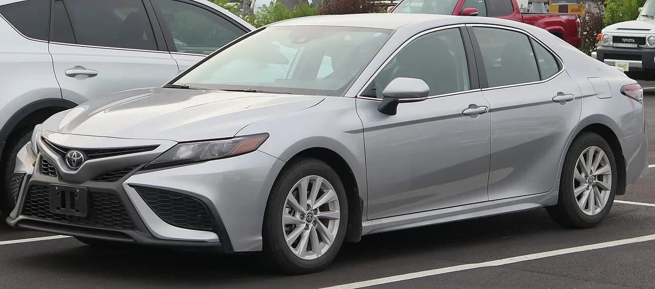 Toyota Camry XV70 SE, old yon tomondan; Kanada, 2022. https://commons.wikimedia.org/?curid=121533962 · https://creativecommons.org/licenses/by-sa/4.0 · WebP, EXIF olib tashlangan.