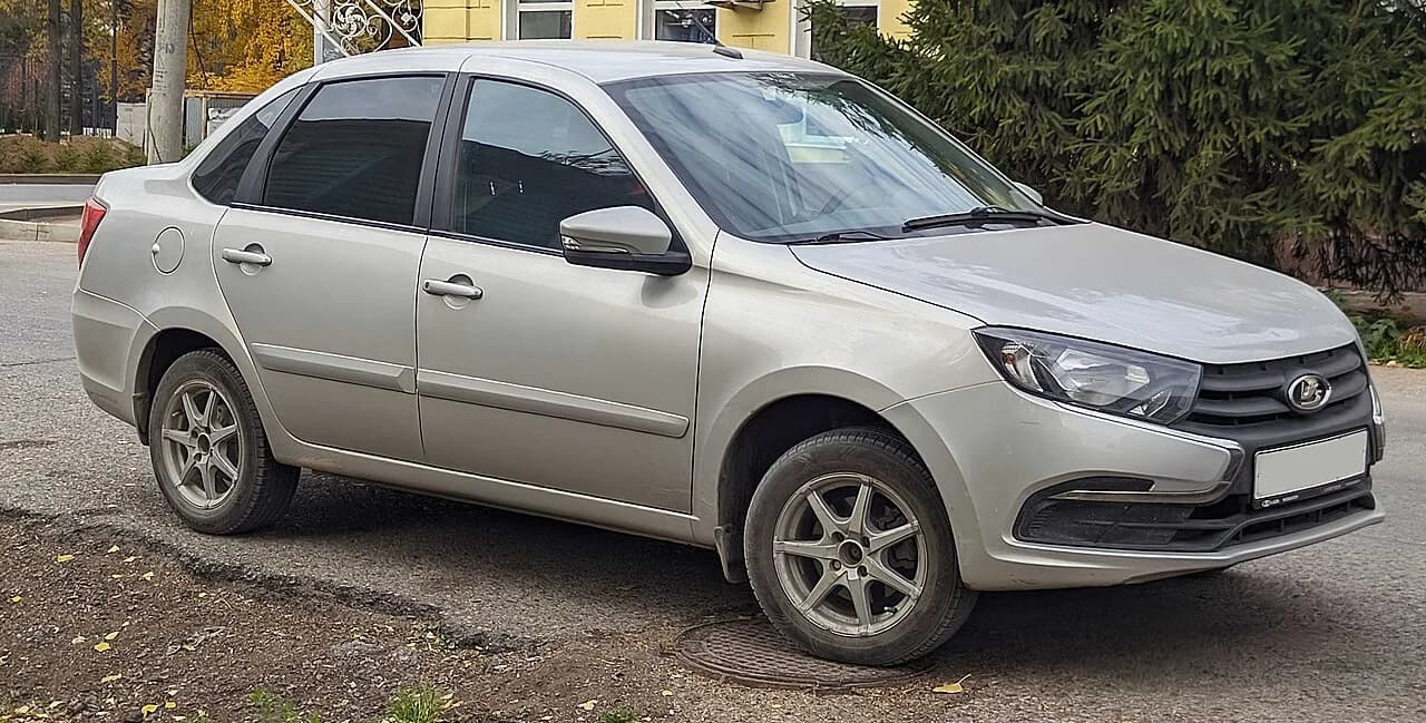 Lada Granta FL, sedan old yon tomondan; 2021, namuna. https://commons.wikimedia.org/?curid=176586014 · https://creativecommons.org/publicdomain/zero/1.0/deed.en · WebP, EXIF olib tashlangan.