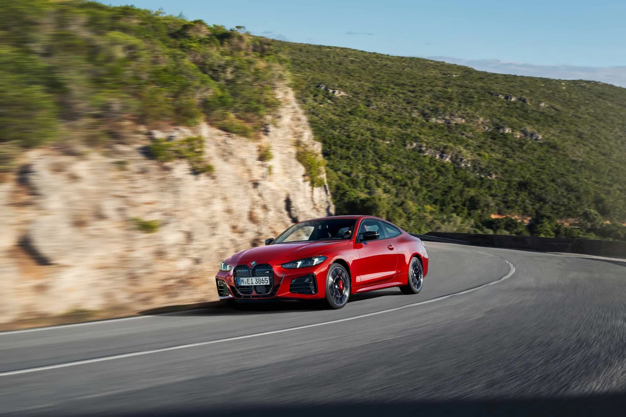 BMW 4 Series Coupé, old yon tomondan ko‘rinish. https://www.press.bmwgroup.com/asia/photo/detail/P90535818/the-new-bmw-4-series-coup%C3%A9-%E2%80%93-driving-shots-01/2024 · WebP, EXIF olib tashlangan.