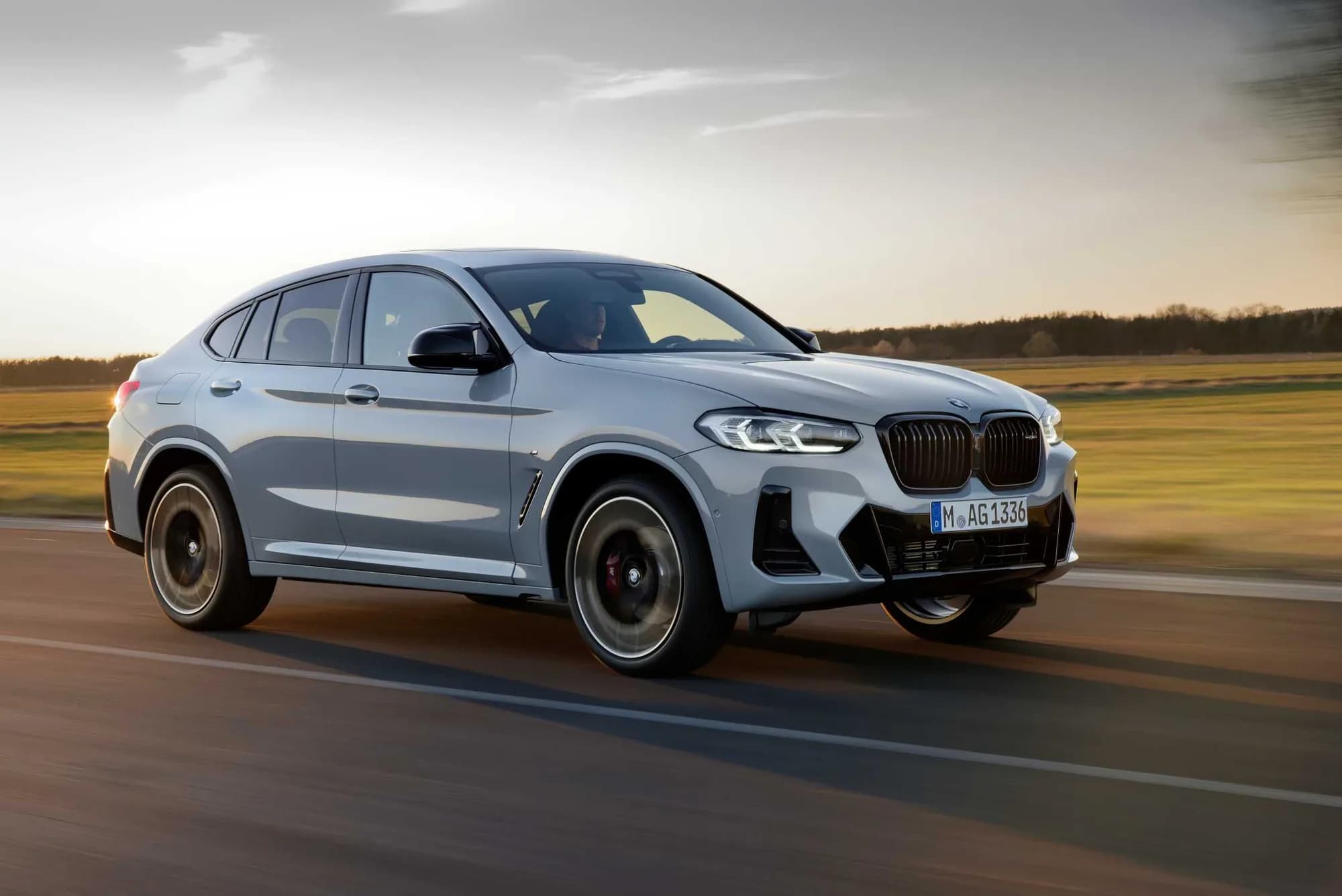 BMW X4, old yon tomondan. https://www.press.bmwgroup.com/asia/photo/detail/P90424731/the-new-bmw-x4-m40i-brooklyn-grey-metallic-rim-21%E2%80%9C-styling-718m-06/2021 · WebP, EXIF olib tashlangan.